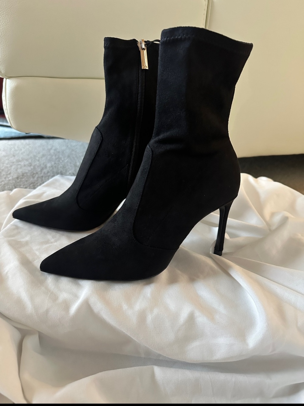NWT Black Suede Pointed Toe Stiletto Above the Ankle Boot Size 5 - Picture 3 of 5